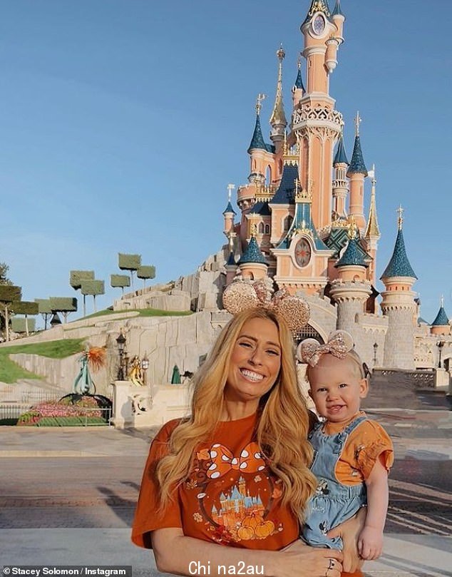 生日快乐! Stacey 和 40 岁的新婚丈夫 Joe Swash 最近分享了他们去巴黎迪斯尼乐园庆祝他们小女儿罗斯一岁生日的旅行