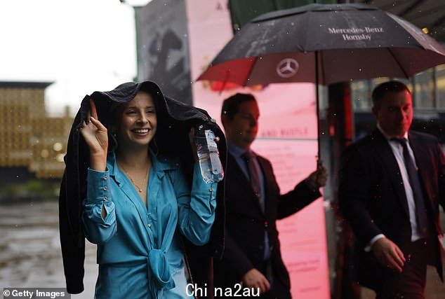 在新南威尔士州中部海岸遭受三场大雨袭击后,悉尼人将设法避免下周的大部分降雨(如图,周六悉尼的赛马者)
