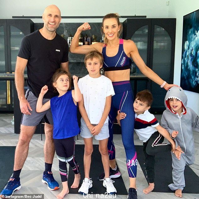 Bec 和她的丈夫 Chris Judd 和他们的孩子合影