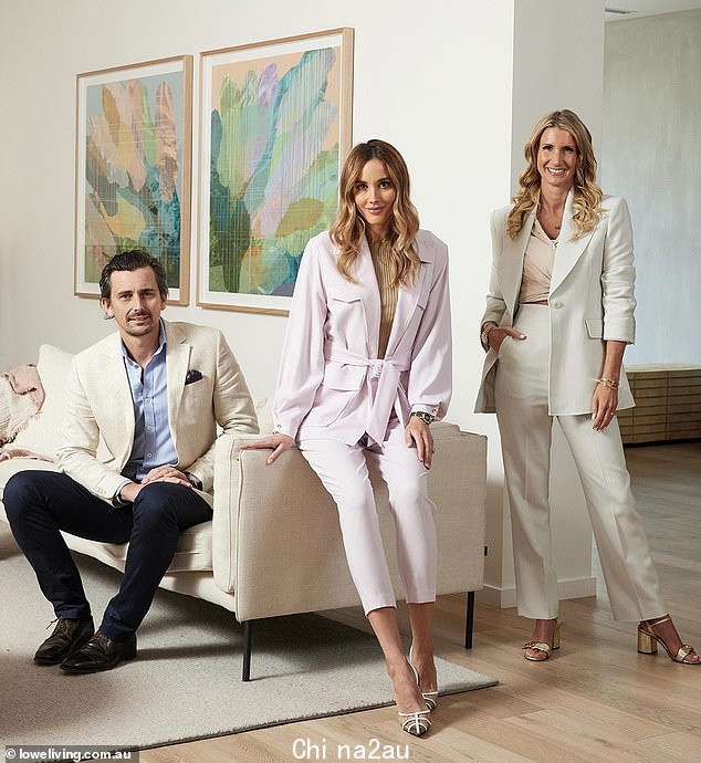 Lowe Living 的联合总监 Tim Lowe 和他的搭档 Emma Lowe 说,Bec 开始设计公寓,就像她会设计自己的家一样。图为:Lowe Living 业主兼联合董事 Tim Lowe(左)和 Emma Lowe(右)与 Bec(中)