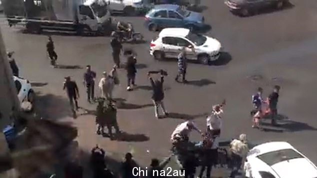 妇女游行继续周六伊朗各地爆发,示威者旋转头巾抗议宗教着装规范