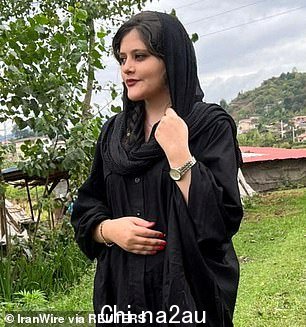 抗议者在埋葬马萨·阿米尼 (Mahsa Amini) 后与警察发生冲突时,至少有三人被枪杀,(如图)一名在伊朗可怕的道德警察拘留期间死亡的妇女