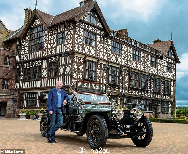 Caudwell 先生,在他价值 1000 万英镑的斯塔福德郡住宅外拍摄,他在房产和梅菲尔住所之间分配时间