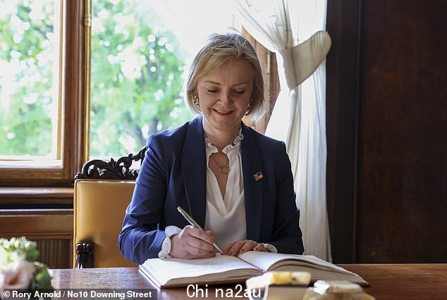 部长们今天争先恐后地支持 Liz Truss 的立场,声称她将因削减实际福利的计划而再次下降。总理周四在布拉格举行的欧洲峰会上合影