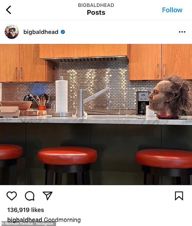 Heady move:前一天,Reedus 在他的 Instagram 页面上分享了一张据称他从 TWD 拍摄的被切断头部的照片;该节目的假肢化妆师 Greg Nicotero 已确认头部是模制和制作的after actor Johnny Depp