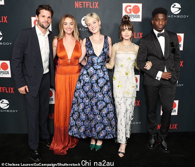 明星出局:一些明星对晚会表示支持的包括 Max Carver、Brianne Howey 和 Bella Heathcote,他们与 Collins 和 Arnold 合影留念