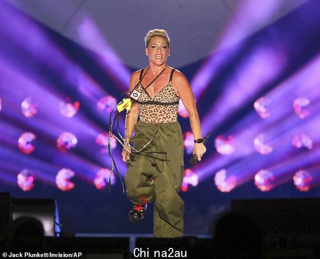 Punchy:Pink 的真名是 Alecia Beth Moore,穿着一双粗跟红色系带靴,她在一些最有冲击力的歌曲