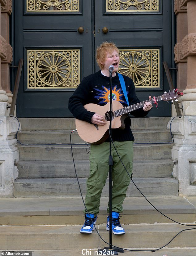 不可思议：31 岁的 Ed Sheeran 周五在家乡萨福克郡伊普斯威奇进行了一场即兴演出，震惊了歌迷