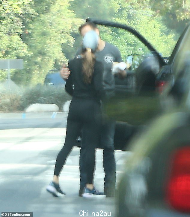 这是爱情!周六早上在洛杉矶郊游期间,詹妮弗·加纳与男友约翰·米勒咬唇时被发现
