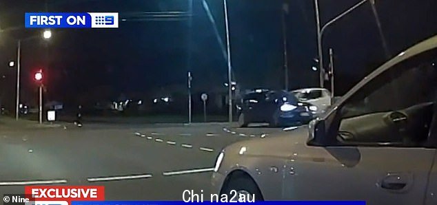 一辆没有标记的警车在墨尔本西部被一辆白色丰田高速T型骨