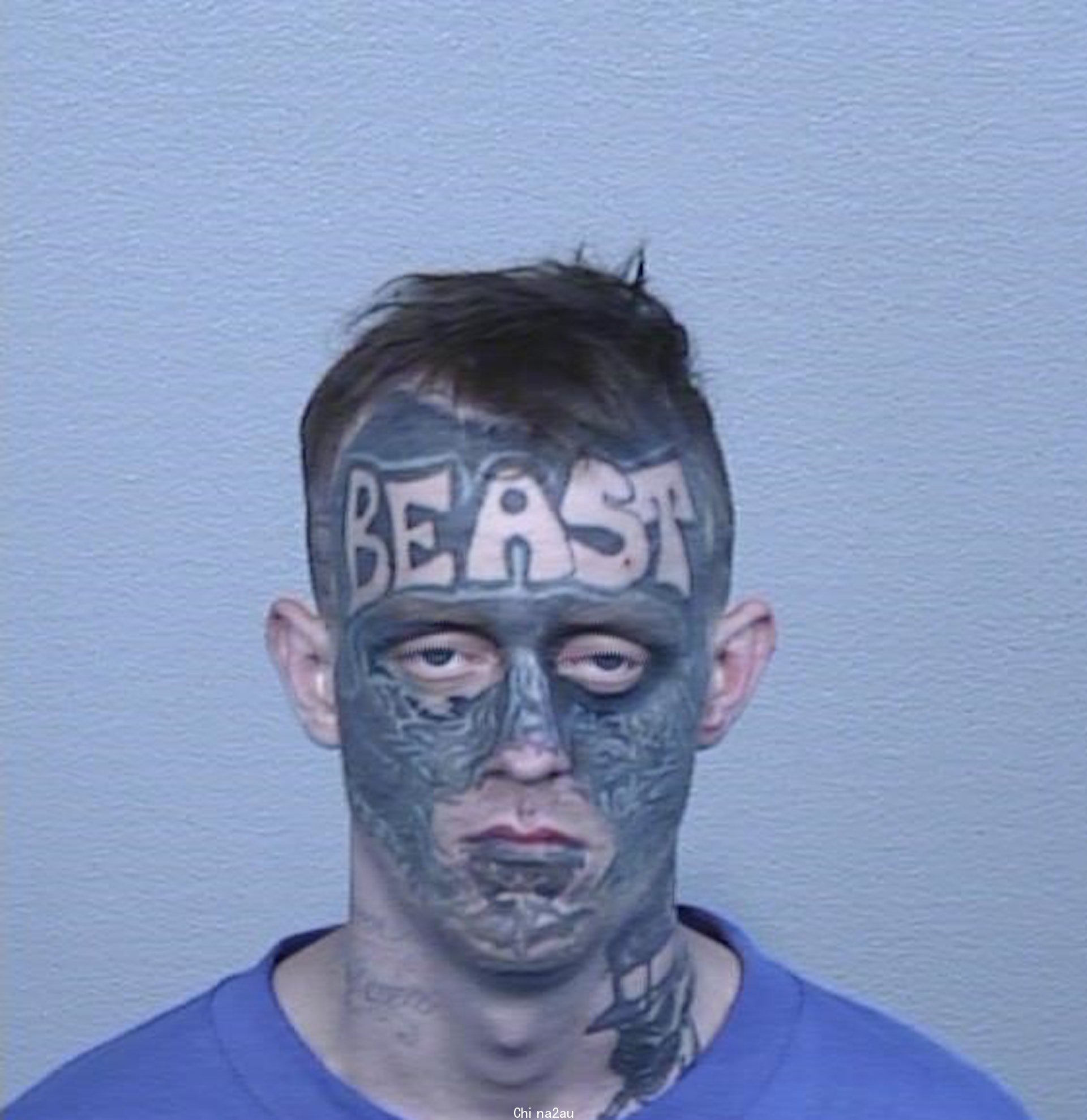 澳洲警方日前公布1张通缉犯照片，男子脸上的纹身引来网民热议。 （fb「Murray River Police District」图片）