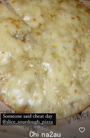 作弊日:解释:'看这个,第一个披萨送到新家。来自 Slice 的 Jamesy Jimbo。等到你看到这些比萨饼,我们走吧'