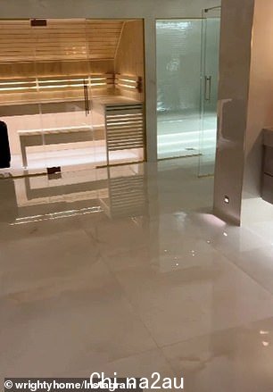 Amazing: 他最近展示了家里的华丽浴室,甚至还有豪华桑拿