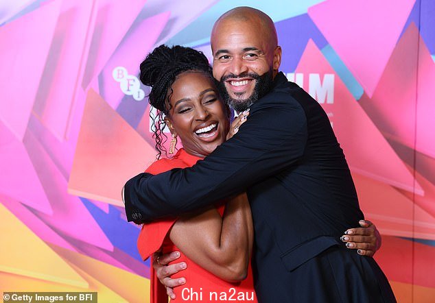 Couple: Alexandra 然后与她的搭档 Darren Randolph 合影留念,她在 7 月迎来了她的第一个孩子