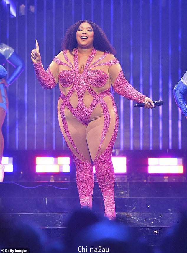 说出来:Lizzo 周五在多伦多演出期间,似乎回应了 Kanye West 对她减肥的评论