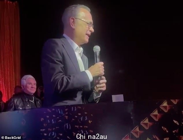 Luhrmann 在布里斯班以南 50 英里的黄金海岸向人群发表讲话时可以看到 Luhrmann