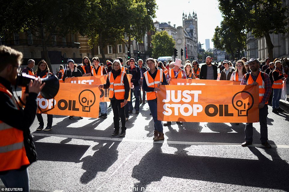 数十名 Just Stop Oil 抗议者今天连续第九天在威斯敏斯特游行,并警告他们将在整个月内继续这样做