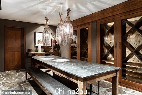 其他功能包括带户外淋浴的私人阳台、客用小屋、适合举办晚宴的独立乡村别致餐厅、家庭书房和巨大的户外壁炉