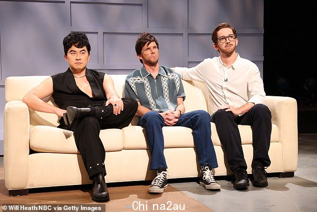 '这张沙发上有很多愤怒':周六夜现场模仿了 YouTube 明星 The Try Guys 的情感视频,他们在其中解决了涉及其执行制片人/合作伙伴的广为人知的作弊丑闻Ned Fulmer 和副制片人 Alexandria Herring