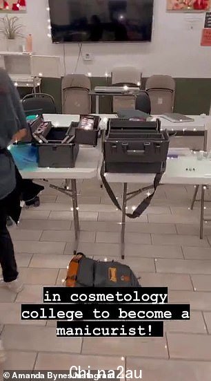 使用闪亮的过滤器,Amanda 分享了她的课堂视频,里面有一些其他美甲师学生
