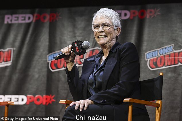 她来了! 69 岁的杰米·李·柯蒂斯 (Jamie Lee Curtis) 也出现在舞台上进行单独的小组聊天,回顾了她在标志性电影中扮演 Sarda