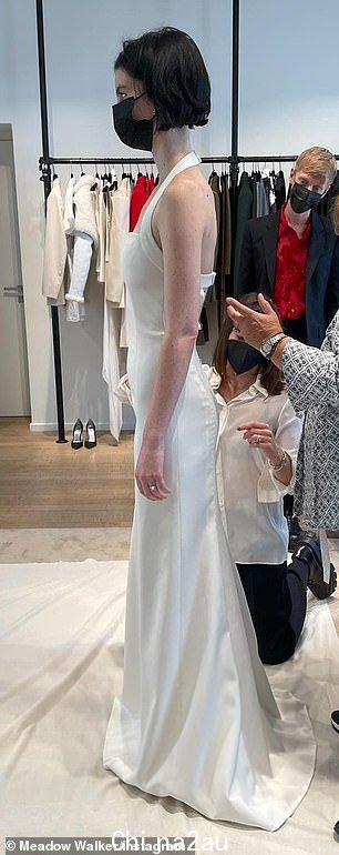 礼服:Walker 分享了她为她可爱的婚纱合身的照片