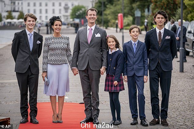 上周，在玛格丽特女王宣布约阿希姆王子的孩子、23 岁的尼古拉王子、20 岁的费利克斯王子、13 岁的亨利克王子和 10 岁的雅典娜公主将成为伯爵和伯爵夫人之后，丹麦王室的紧张局势开始加剧。 2020 年 1 月，被称为殿下，而不是殿下（与父母在 9 月的女王金禧纪念日合影）