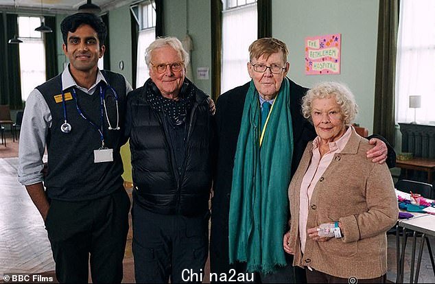 演员:Dame Judi(右)与联合主演 Bally Gill(左)、导演 S ir Richard Eyre(左二)和 Alan Bennet(右二),他们写了同名剧本