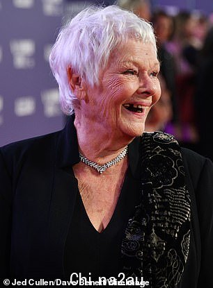Dame Judi 瞥了一眼粉丝,他们为她的到来欢呼