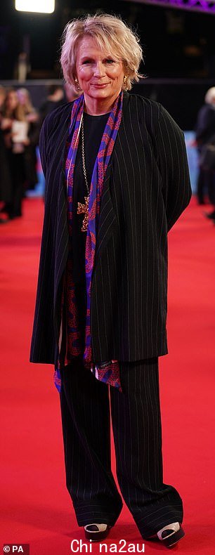 Glitz: Jennifer 饰有一条金链项链,前面挂着一个大十字架
