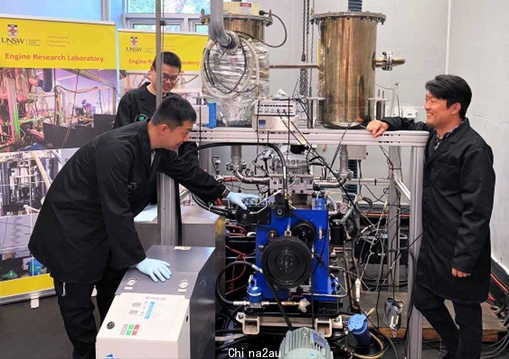 库克教授（右）领导的新南威尔斯大学发动机研究实验室团队，开发出氢气-柴油混合燃料系统。 (图/UNSW Sydney)