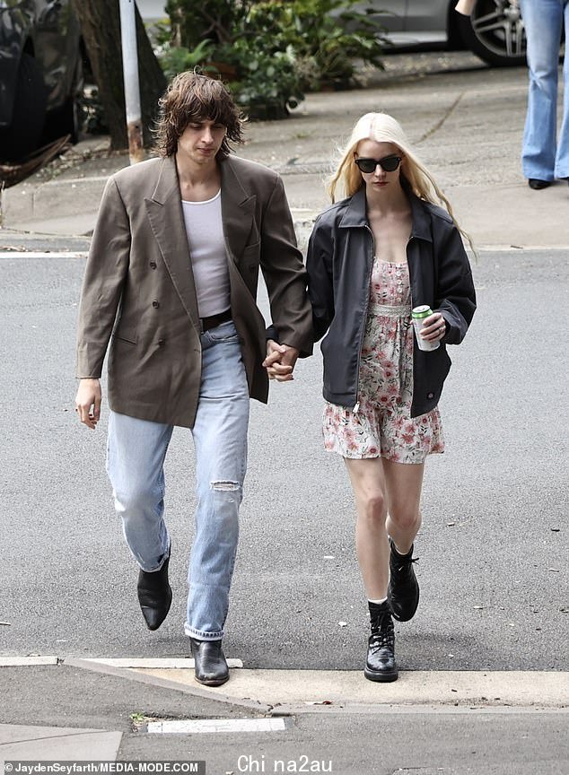 Anya Taylor-Joy 和 Malcolm McRae(如图)在悉尼散步时看起来很受宠爱......在谣言中,他们秘密结婚了