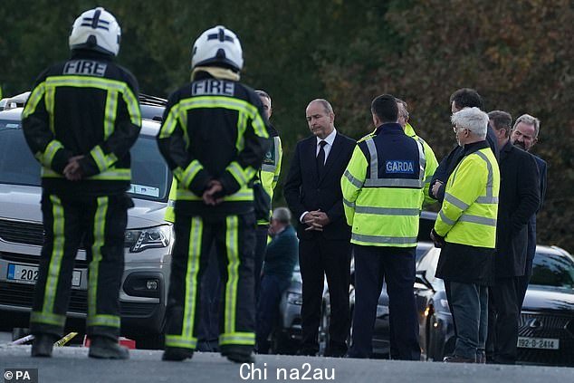 Taoiseach Micheal Martin (中) 参观 Creeslough 村 Applegreen 加油站爆炸现场