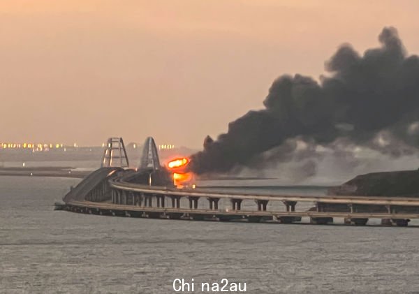 ▲▼克里米亚跨海大桥8日清晨爆炸起火。（图／路透）