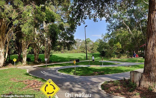 周一下午 1:30 前,紧急服务人员被叫到 Strathfield 的 Homebush 路的一个公园寻找受重伤的女孩