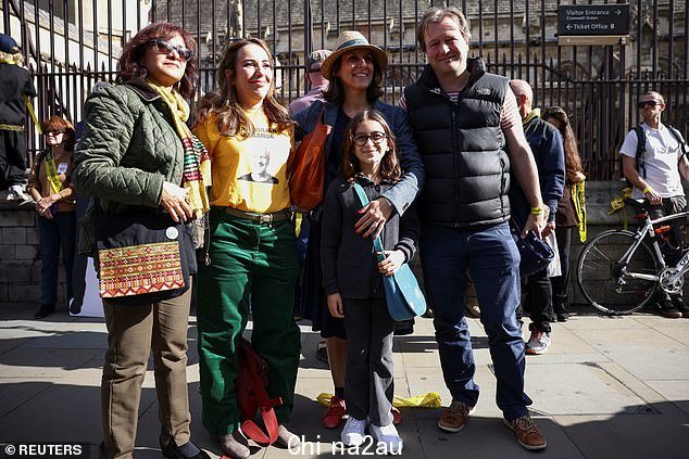 Nazanin Zaghari-Ratcliffe,在伊朗被监禁六年,今年早些时候在债务清偿后获释,还被拍到与丈夫和女儿在抗议活动中