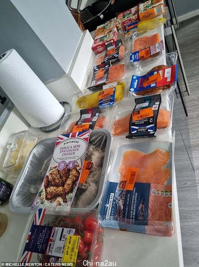 Michelle 在 Lidl 和 Sainsburys 等超市搜寻最优惠的价格,并知道您应该何时访问每个超市寻找便宜货的市场(图:Michelle 的一些便宜货)