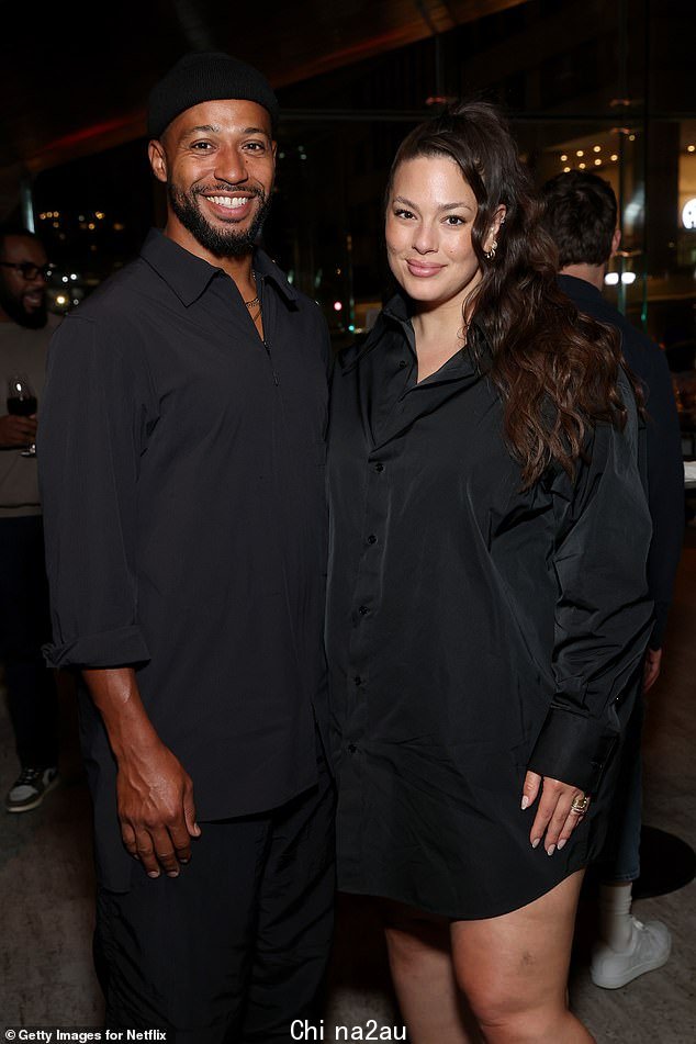 最新消息:34 岁的 Ashley Graham 和她的丈夫 Justin Ervin周日在新纪录片的纽约电影节首映式上打盹,这对你来说够黑吗?!?” class=