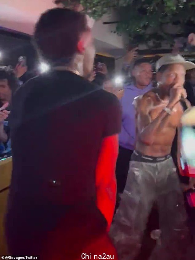 Amped up: Travis 在 Sicko Mode 的表演中被放大了