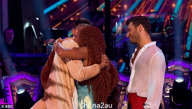 Bye: 两对夫妇再次表演后,评委 Craig Revel Horwood、Anton Du Beke 和 Motsi Mabuse 都投票拯救 Fleur,送 Richie 回家