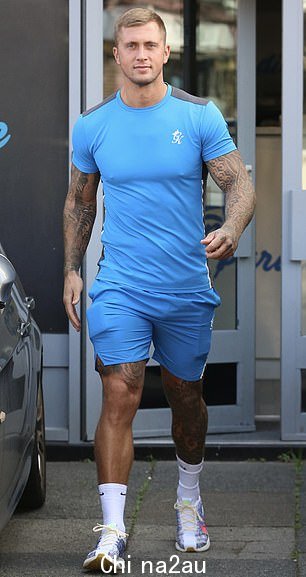 Businessman: Forer TOWIE 明星 Dan Osbourne 在 Kieran 访问期间在他的纹身店