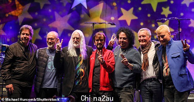 All Starr 乐队:(L-R) Warren Ham、Colin Hay、Edgar Winter、Sir Ringo Starr、Steve Lukather、Hamish Stuart、Gregg Bissonnette(5 月合影)