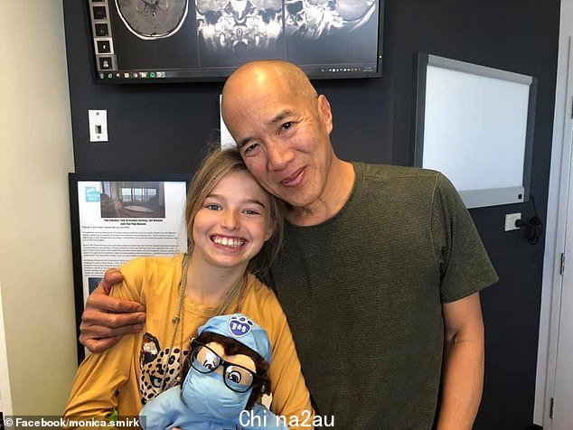 十几岁的 Milli Lucas 的家人(与 Teo 医生在 2021 年去世前合照)是那些大声支持外科医生的人之一