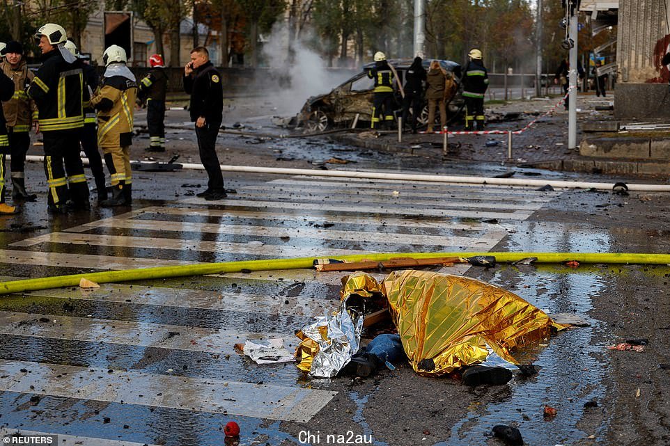 KYIV:俄罗斯导弹数月来首次袭击乌克兰首都后,一具尸体躺在街上,汽车着火,居民区的公园被炸毁