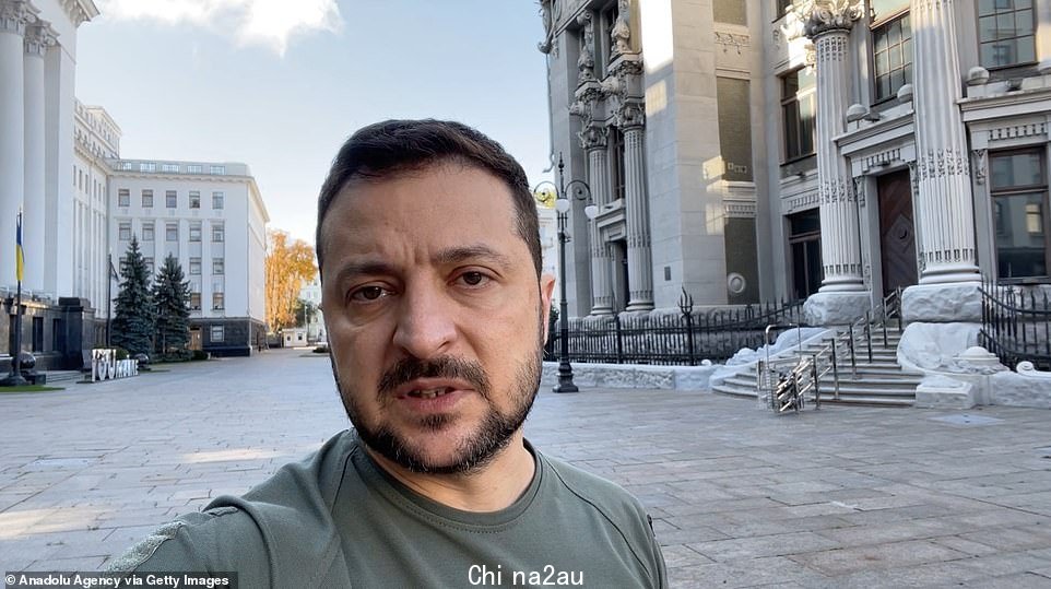 KYIV: 泽连斯基总统在俄罗斯导弹袭击期间在首都街头发表讲话,指责克里姆林宫故意针对平民以播下恐怖