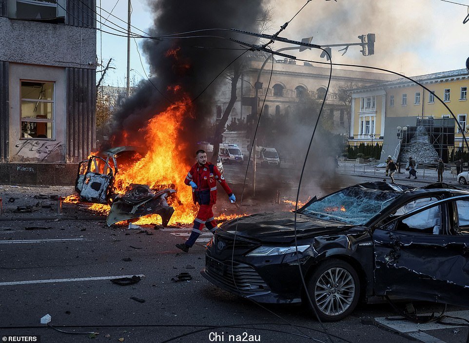 KYIV: 汽车燃烧和紧急服务调查军事罢工后的大屠杀,普京对乌克兰的入侵仍在继续