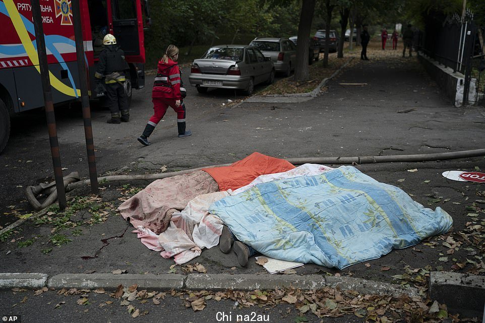 DNIPRO:俄罗斯导弹袭击乌克兰中南部城市后,尸体被毯子覆盖,紧急服务人员抵达现场