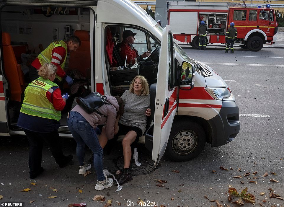 KYIV: 一名在导弹袭击中受伤的妇女今天早上在救护车前座