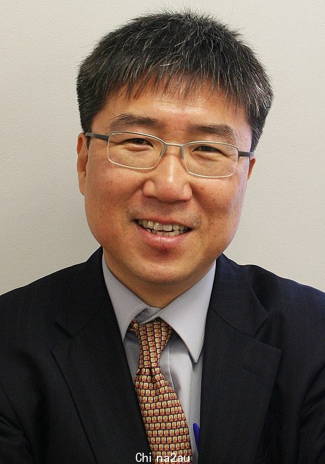Dr Ha-Joon Chang(2011 年拍摄)剖析了最喜欢的油腻汤匙,说我们盘子里的培根很可能是在丹麦生产的,而鸡蛋可能是在丹麦运来的从任何地方