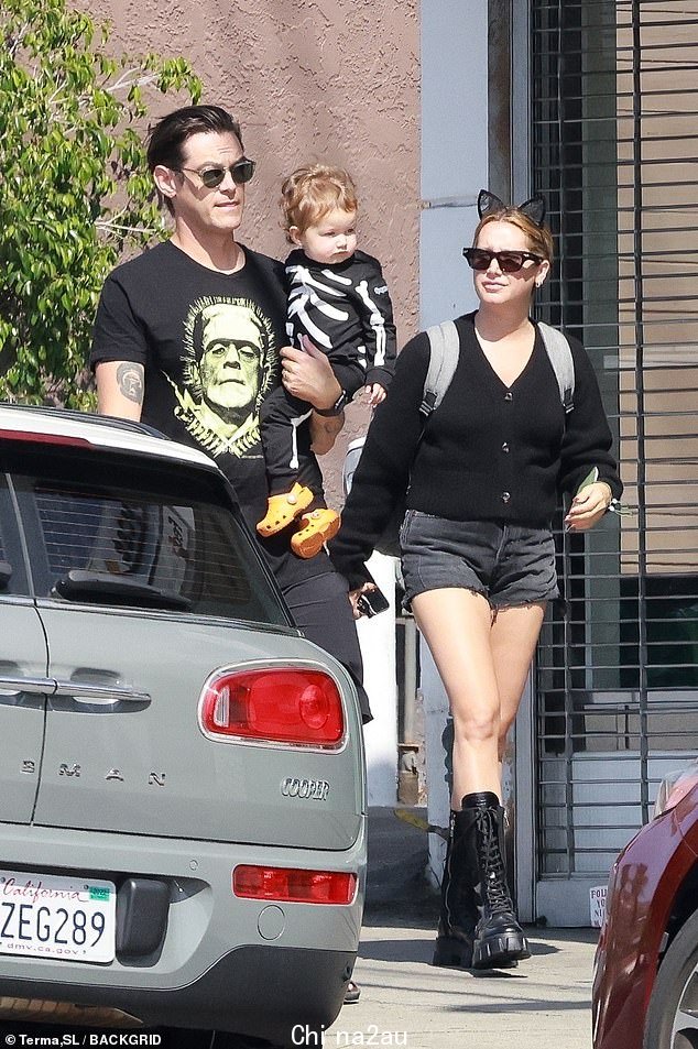 高中音乐剧校友 Ashley Tisdale 和她的丈夫 Christopher French 周日带着他们 18 个月大的女儿 Jupiter Iris 在洛杉矶的 Los Feliz 咖啡馆吃午饭